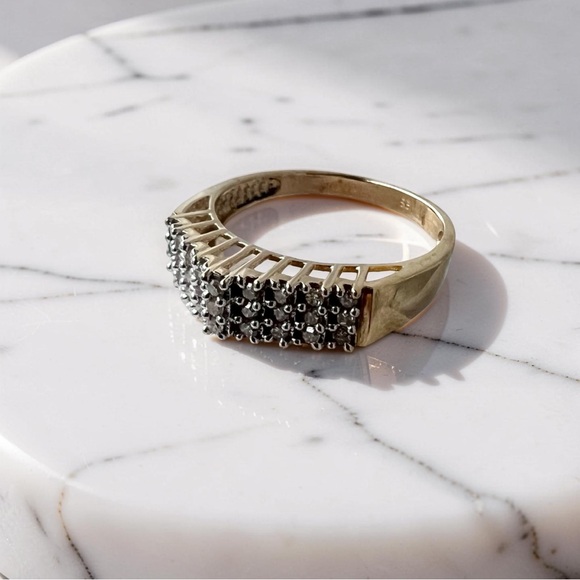 Jewelry - VTG Diamond and Gold Ring 10K Size 7.5